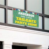 Tailgate Party mit Namen und Fußballplatz Banner (Äußeres Gebäude)