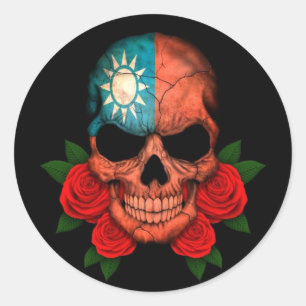 Taiwanischer Flaggenschädel mit Rote Rosen Runder Aufkleber