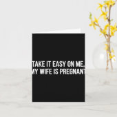 Take It Easy On Me My Wife Is Pregnant Funny Fathe Karte (Gelbe Blume)