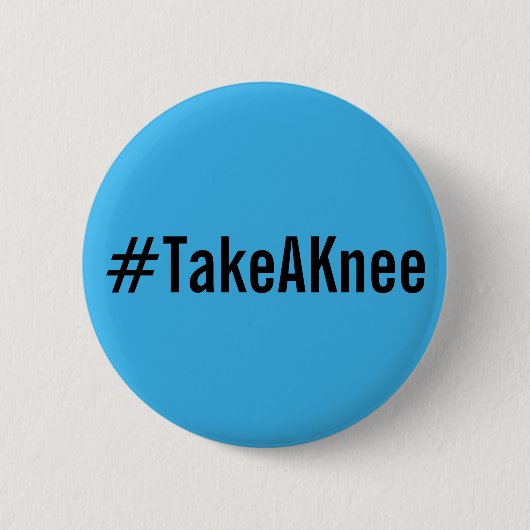 #TakeAKnee, fett schwarzer Text auf hellblauer Tas Button (Vorderseite)