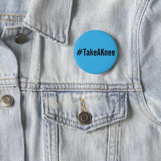 #TakeAKnee, fett schwarzer Text auf hellblauer Tas Button (Beispiel)
