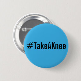 #TakeAKnee, fett schwarzer Text auf hellblauer Tas Button