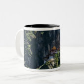 Taktsang Kloster auf der Klippe, Paro, Bhutan Zweifarbige Tasse (Vorderseite Links)