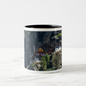 Taktsang Kloster auf der Klippe, Paro, Bhutan Zweifarbige Tasse (Mittel)