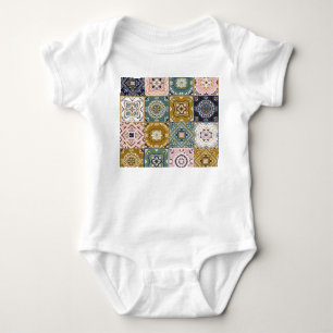 Talavera Indianer: Patchwork, ethnisches Mosaik. Baby Strampler