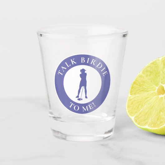 Talk Birdie To Me Funny Periwinkle Female Golfer Schnapsglas (Vorderseite)