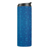 Tall blue travel mug with a black lid thermosbecher (Nach links gedreht)