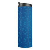 Tall blue travel mug with a black lid thermosbecher (Nach rechts gedreht)
