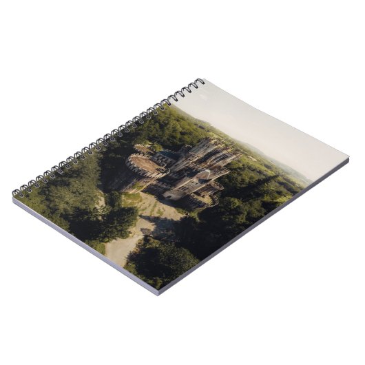 Tall Graue Stone Burg im Grünen Notizblock (Linke Seite)