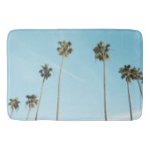 Tall Palm Trees Light Blue Sky Badematte (Vorderseite)