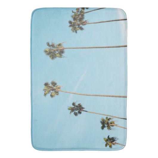 Tall Palm Trees Light Blue Sky Badematte (Vorderseite Vertikal)