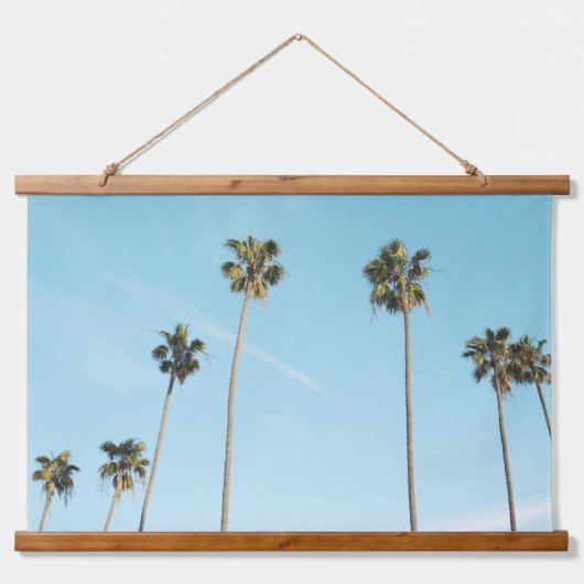Tall Palm Trees Light Blue Sky Wandteppich Mit Holzrahmen (Vorne)