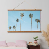 Tall Palm Trees Light Blue Sky Wandteppich Mit Holzrahmen (Schlafzimmer)