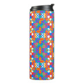 Tall travel mug with a vivid geometric pattern thermosbecher (Nach links gedreht)