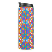 Tall travel mug with a vivid geometric pattern thermosbecher (Nach rechts gedreht)