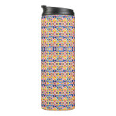 Tall tumbler with a vibrant, geometric pattern thermosbecher (Nach rechts gedreht)