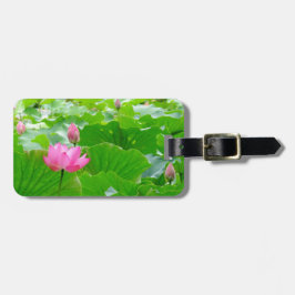 Tallrosa Wasserlilie zwischen Lily Pads Gepäckanhänger