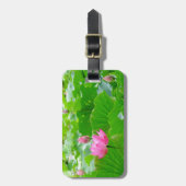 Tallrosa Wasserlilie zwischen Lily Pads Gepäckanhänger (Vorderseite vertikal)