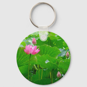 Tallrosa Wasserlilie zwischen Lily Pads Schlüsselanhänger
