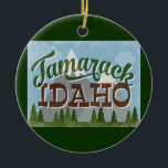 Tamarack Idaho Fun Retro Snowy Mountain Keramik Ornament<br><div class="desc">Tamarack Idaho Neo Vintage Reisedesign im lustigen Retro-Cartoon-Stil mit schneebedeckten Bergen,  Wäldern und Bäumen darunter,  blauer Himmel und coolem Retro-Skript-Text.</div>