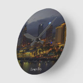 Tampa Bay Night Skyline Runde Wanduhr (Winkel)