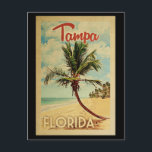 Tampa Postcard Palm Tree Vintage Travel Postkarte<br><div class="desc">Ein einzigartig Retro Mitte des Jahrhunderts moderne Tampa Florida Kunstdruck in Vintage Reise Poster Stil. Es verfügt über eine geschwungene Palme am Sandstrand mit Ozean unter einem blauen bewölkten Himmel.</div>