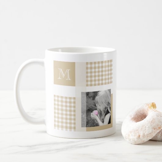 Tan Add your Foto Gingham Modern Brown Monogram Kaffeetasse (Mit Donut)