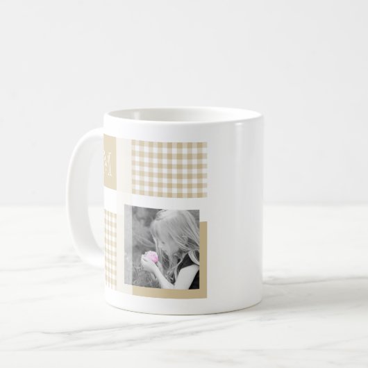 Tan Add your Foto Gingham Modern Brown Monogram Kaffeetasse (Vorderseite Links)