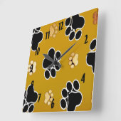 Tan and black paw print on gold background #2 quadratische wanduhr (Winkel)