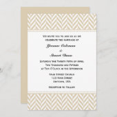 Tan Beige White Herringbone Wedding Einladung (Vorne/Hinten)