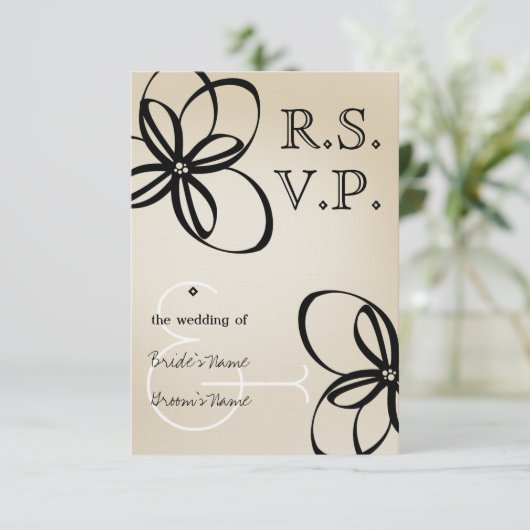 Tan & Black Modern Wedding RSVP mit Blume (Stehend Vorderseite)