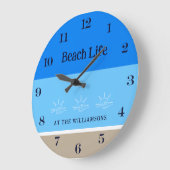 Tan Blue Stripes Family Name Beach House Große Wanduhr (Winkel)