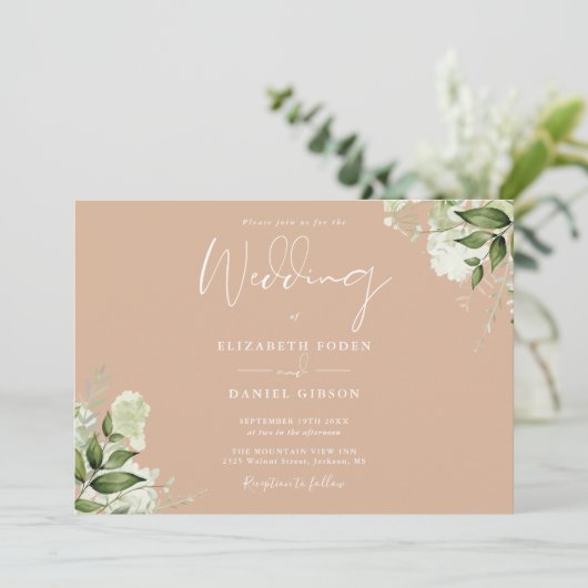 Tan Botanical Greenerenery Monogram Wedding Einladung (Stehend Vorderseite)