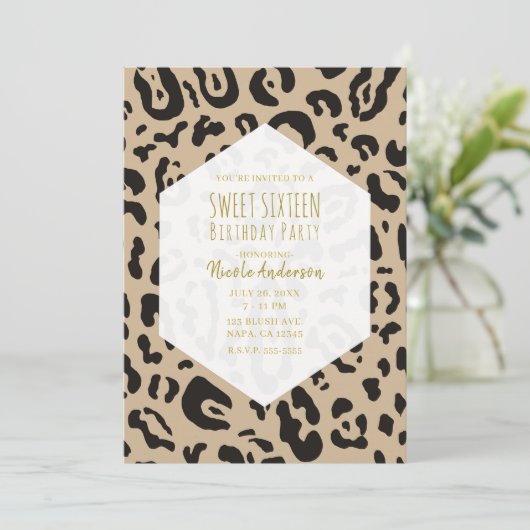 Tan Brown & Black Cheetah Leopard Chic Sweet 16 in Einladung (Stehend Vorderseite)