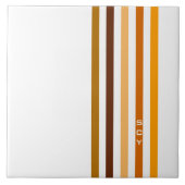 Tan Brown Orange Vertikal Stripes Monogramm Fliese (Vorderseite)