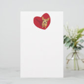 Tan Chihuahua mit einer Bogen-Krawatte im roten He Briefpapier (Stehend Vorderseite)