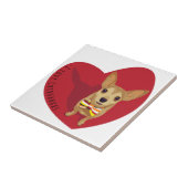 Tan Chihuahua mit einer Bogen-Krawatte im roten He Fliese (Seite)