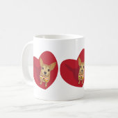 Tan Chihuahua mit einer Bogen-Krawatte im roten He Kaffeetasse (Vorderseite Links)