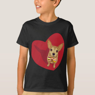 Tan Chihuahua mit einer Bogen-Krawatte im roten He T-Shirt