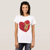 Tan Chihuahua mit einer Bogen-Krawatte im roten He T-Shirt (Vorne ganz)