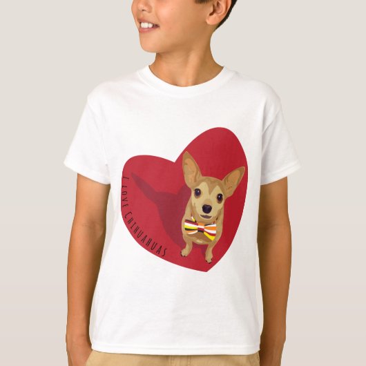 Tan Chihuahua mit einer Bogen-Krawatte im roten He T-Shirt (Vorderseite)