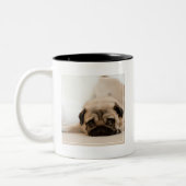 TAN-Frau-Mops Zweifarbige Tasse (Links)