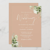 Tan Greenery Floral Monogram Wedding Einladung (Vorne/Hinten)