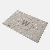 Tan Italian Terrazzo Tile Mit Monogramm Fußmatte (Schrägansicht)