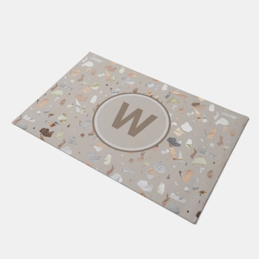 Tan Italian Terrazzo Tile Mit Monogramm Fußmatte (Schrägansicht)