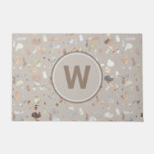 Tan Italian Terrazzo Tile Mit Monogramm Fußmatte (Vorderseite)