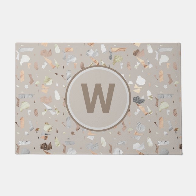 Tan Italian Terrazzo Tile Mit Monogramm Fußmatte (Vorderseite)