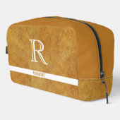 Tan Leather Textur Trim White Monogram Name Waschbeutel (Rechte Ecke)