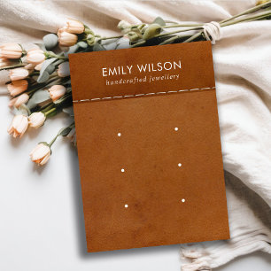 TAN LEATHER TEXTURE 3 STUDIERENDE EARRING DISPLAD VISITENKARTE