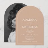 Tan Modern Simple Arch Shaping Wedding Einladung (Vorne/Hinten)